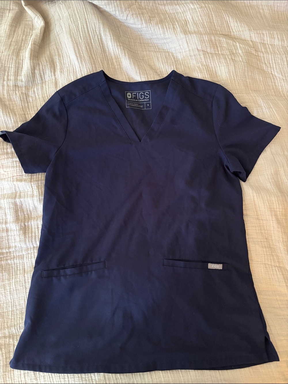 FIGS Women’s Navy Casma Scrub Top